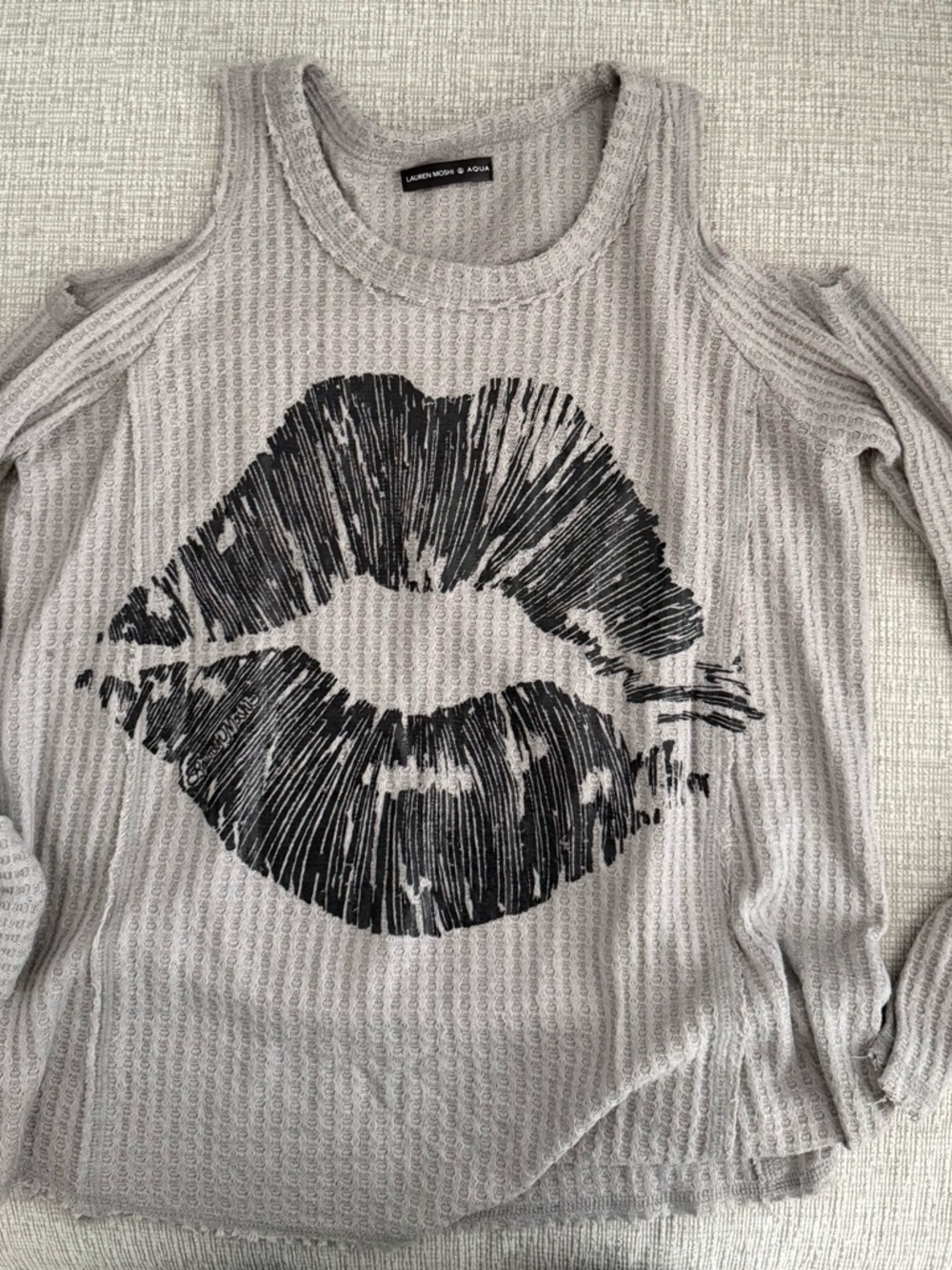 Lauren Moshi x Aqua  Gray Open Shoulder Thermal with Black Lip Graphic